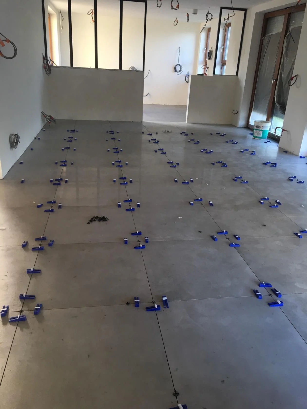 Pose de carrelage avec mortier autonivelant à Orléans